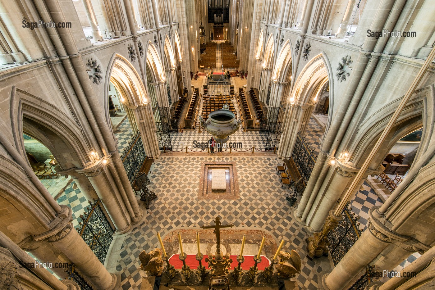 VUE DE L'EGLISE ABBATIALE SAINT-ETIENNE DEPUIS LES TRIBUNES DU CHOEUR AVEC LE TOMBEAU DE GUILLAUME LE CONQUERANT, ABBAYE AUX HOMMES FONDEE AU XI EME SIECLE PAR GUILLAUME LE CONQUERANT ET RECONSTRUIT AU XVIII EME SIECLE, CAEN (14), FRANCE 