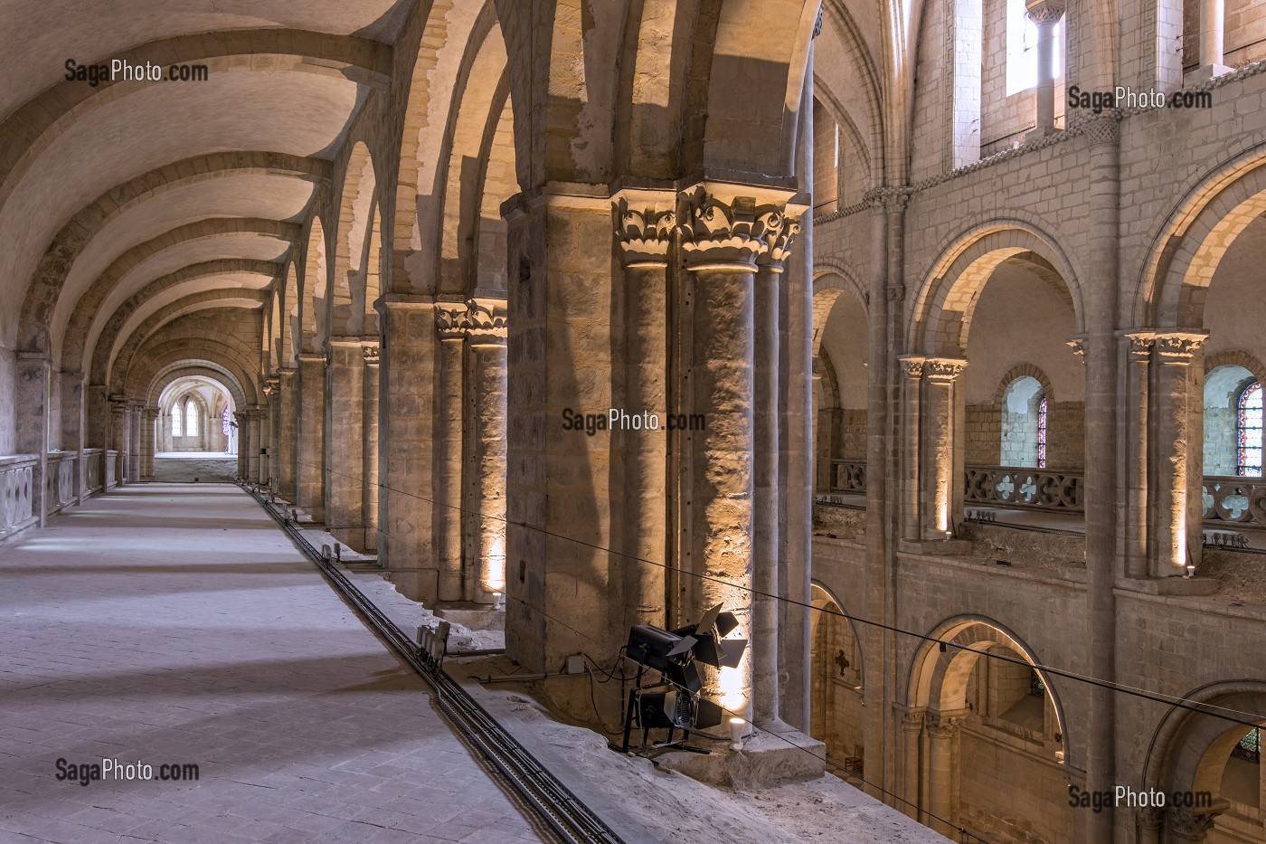 TRIBUNE DE LA NEF DU XI EME SIECLE, EGLISE ABBATIALE SAINT-ETIENNE DE L'ABBAYE AUX HOMMES FONDEE AU XI EME SIECLE PAR GUILLAUME LE CONQUERANT ET RECONSTRUIT AU XVIII EME SIECLE, CAEN (14), FRANCE 