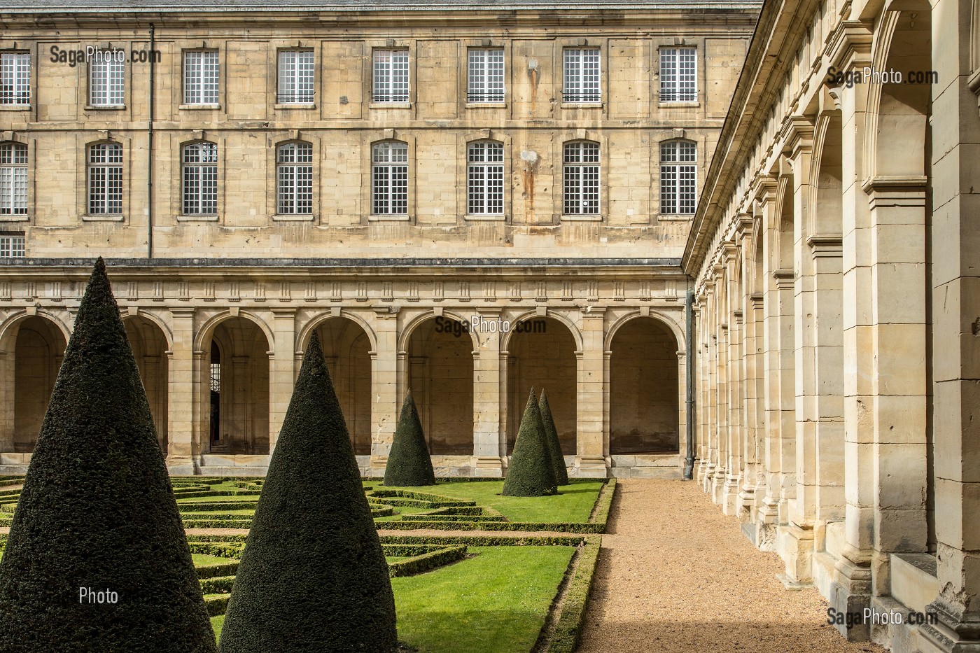 LE CLOITRE DE L'ABBAYE AUX HOMMES FONDEE AU XI EME SIECLE PAR GUILLAUME LE CONQUERANT ET RECONSTRUIT AU XVIII EME SIECLE, CAEN (14), FRANCE 