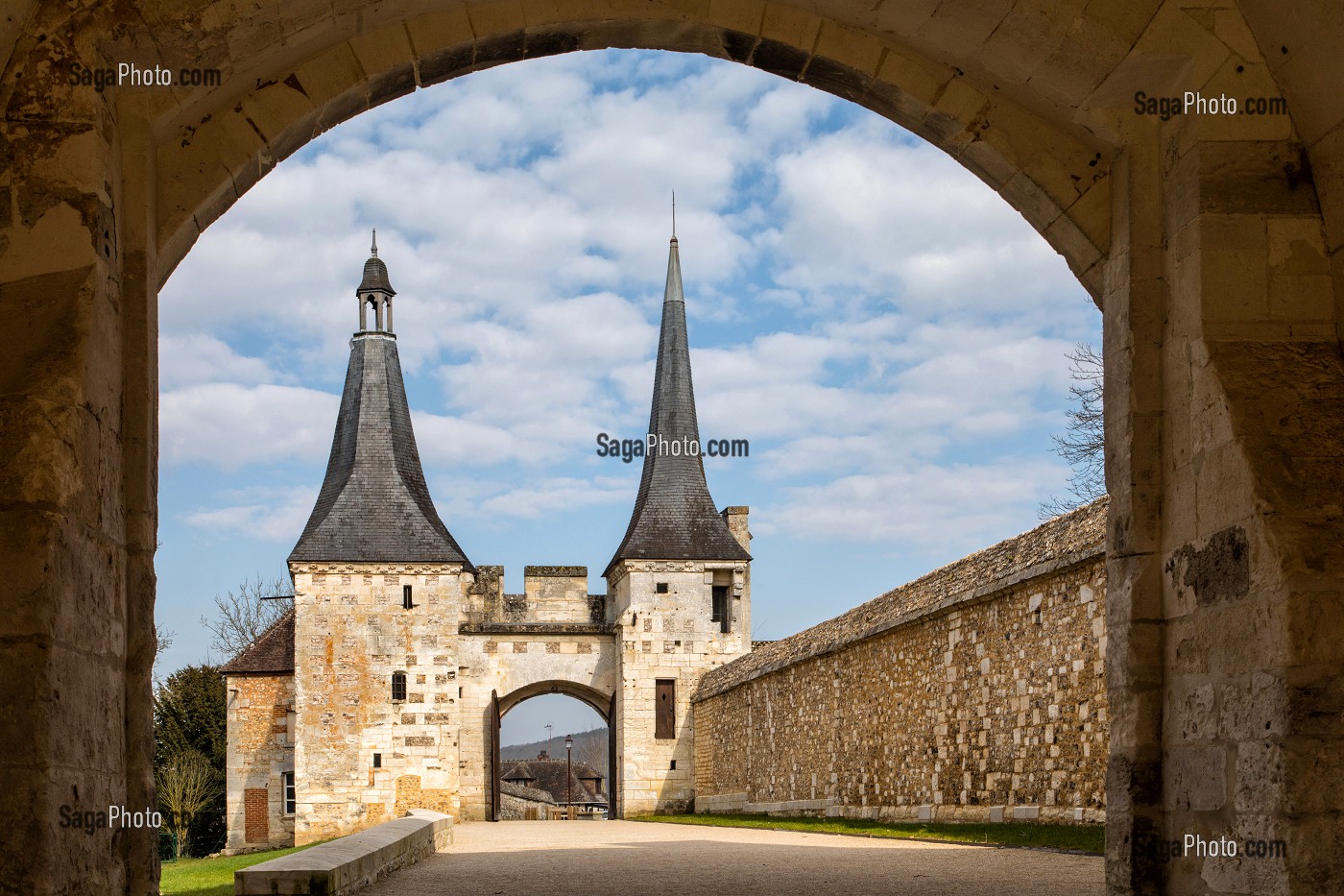 TOURELLES CARREES DE LA PORTE D'ENTREE DU XV EME SIECLE, ABBAYE NOTRE-DAME DU BEC CONSTRUITE AU XI EME SIECLE, LE BEC-HELLOUIN (27), FRANCE 