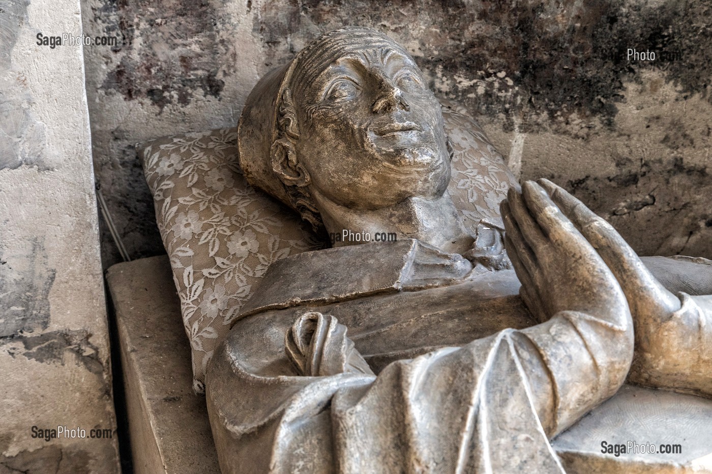 GISANT DE GEOFFROY FAE, ABBE DU BEC (1327-1335), ANCIEN REFECTOIRE TRANSFORME EN EGLISE ABBATIALE, ABBAYE NOTRE-DAME DU BEC CONSTRUITE AU XI EME SIECLE, LE BEC-HELLOUIN (27), FRANCE 