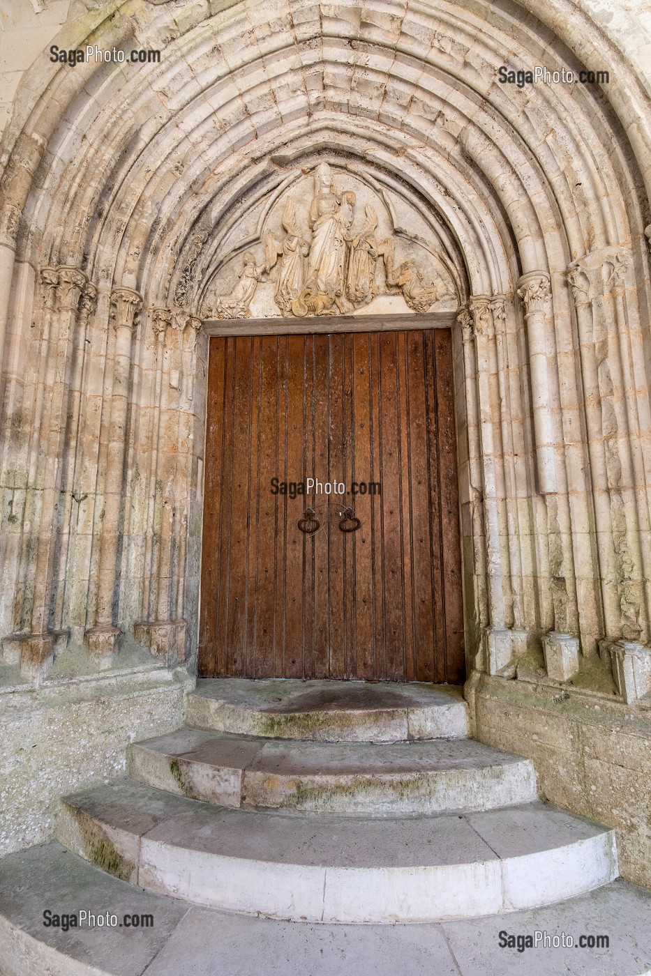 TYMPAN GOTHIQUE DU PORTAIL NORD ENTRE LE CLOITRE ET LE TRANSEPT DE L'ANCIENNE EGLISE (XIV EME SIECLE), ABBAYE NOTRE-DAME DU BEC CONSTRUITE AU XI EME SIECLE, LE BEC-HELLOUIN (27), FRANCE 