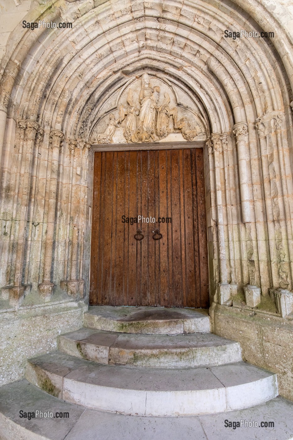 TYMPAN GOTHIQUE DU PORTAIL NORD ENTRE LE CLOITRE ET LE TRANSEPT DE L'ANCIENNE EGLISE (XIV EME SIECLE), ABBAYE NOTRE-DAME DU BEC CONSTRUITE AU XI EME SIECLE, LE BEC-HELLOUIN (27), FRANCE 