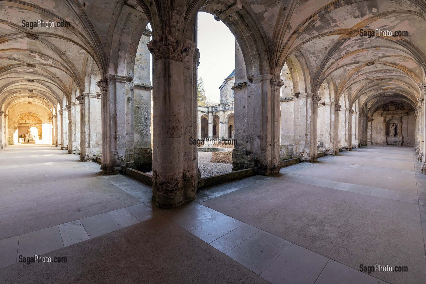 CLOITRE, ABBAYE NOTRE-DAME DU BEC CONSTRUITE AU XI EME SIECLE, LE BEC-HELLOUIN (27), FRANCE 