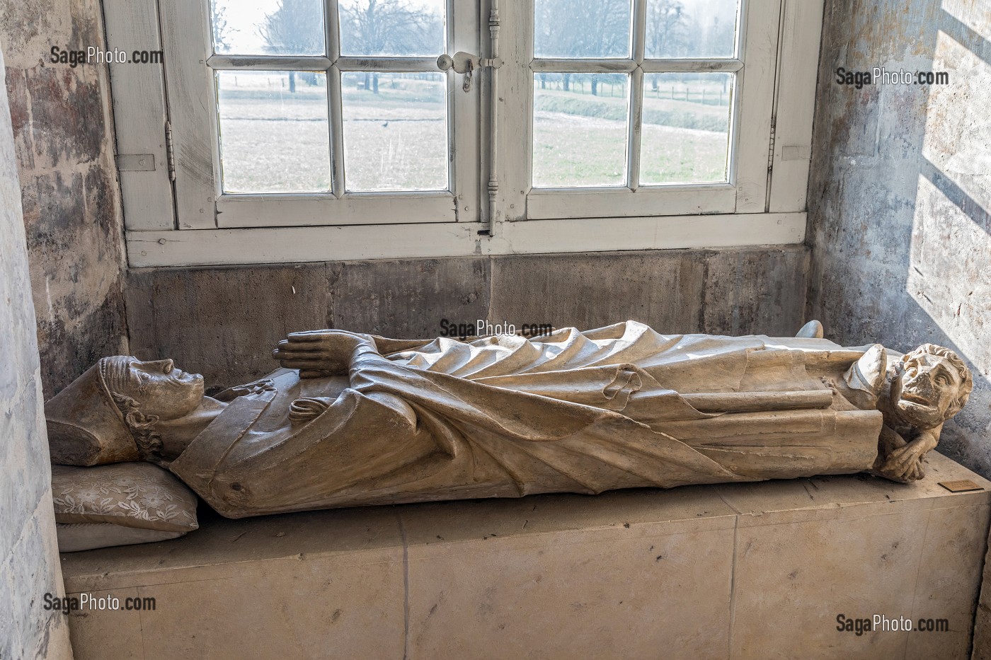 GISANT DE GEOFFROY FAE, ABBE DU BEC (1327-1335), ANCIEN REFECTOIRE TRANSFORME EN EGLISE ABBATIALE, ABBAYE NOTRE-DAME DU BEC CONSTRUITE AU XI EME SIECLE, LE BEC-HELLOUIN (27), FRANCE 