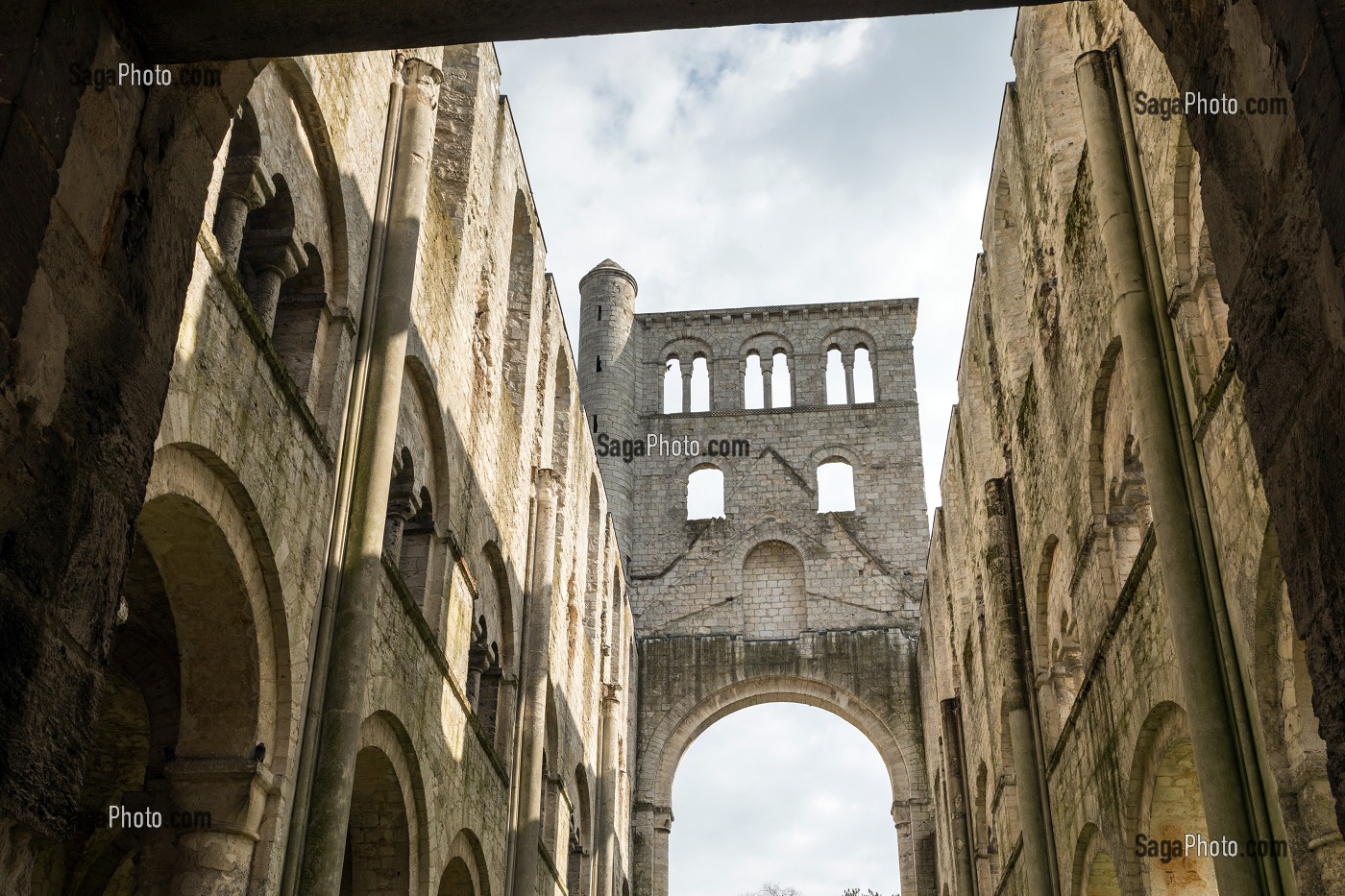 RUINES DE L'ANCIENNE EGLISE ABBATIALE, ABBAYE DE JUMIEGES, ANCIEN MONASTERE BENEDICTIN FONDE AU VII EME SIECLE ET RECONSTRUIT ENTRE LE IX EME ET LE XVII EME SIECLE, (76), FRANCE 