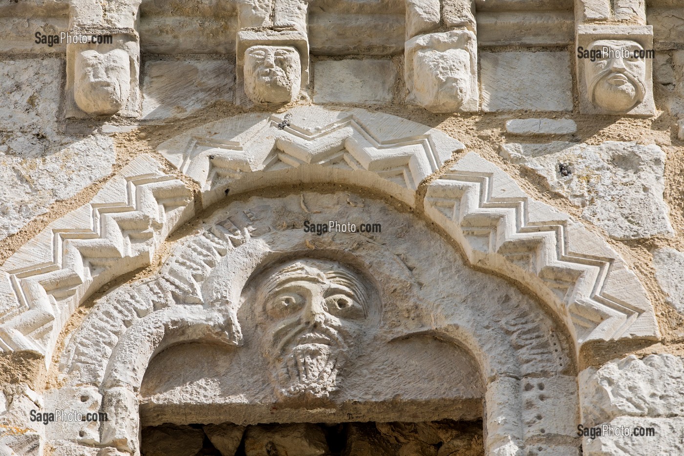 CHAPITEAUX DES FENETRES DE L'ANCIENNE EGLISE ABBATIALE, ABBAYE DE JUMIEGES, ANCIEN MONASTERE BENEDICTIN FONDE AU VII EME SIECLE ET RECONSTRUIT ENTRE LE IX EME ET LE XVII EME SIECLE, (76), FRANCE 