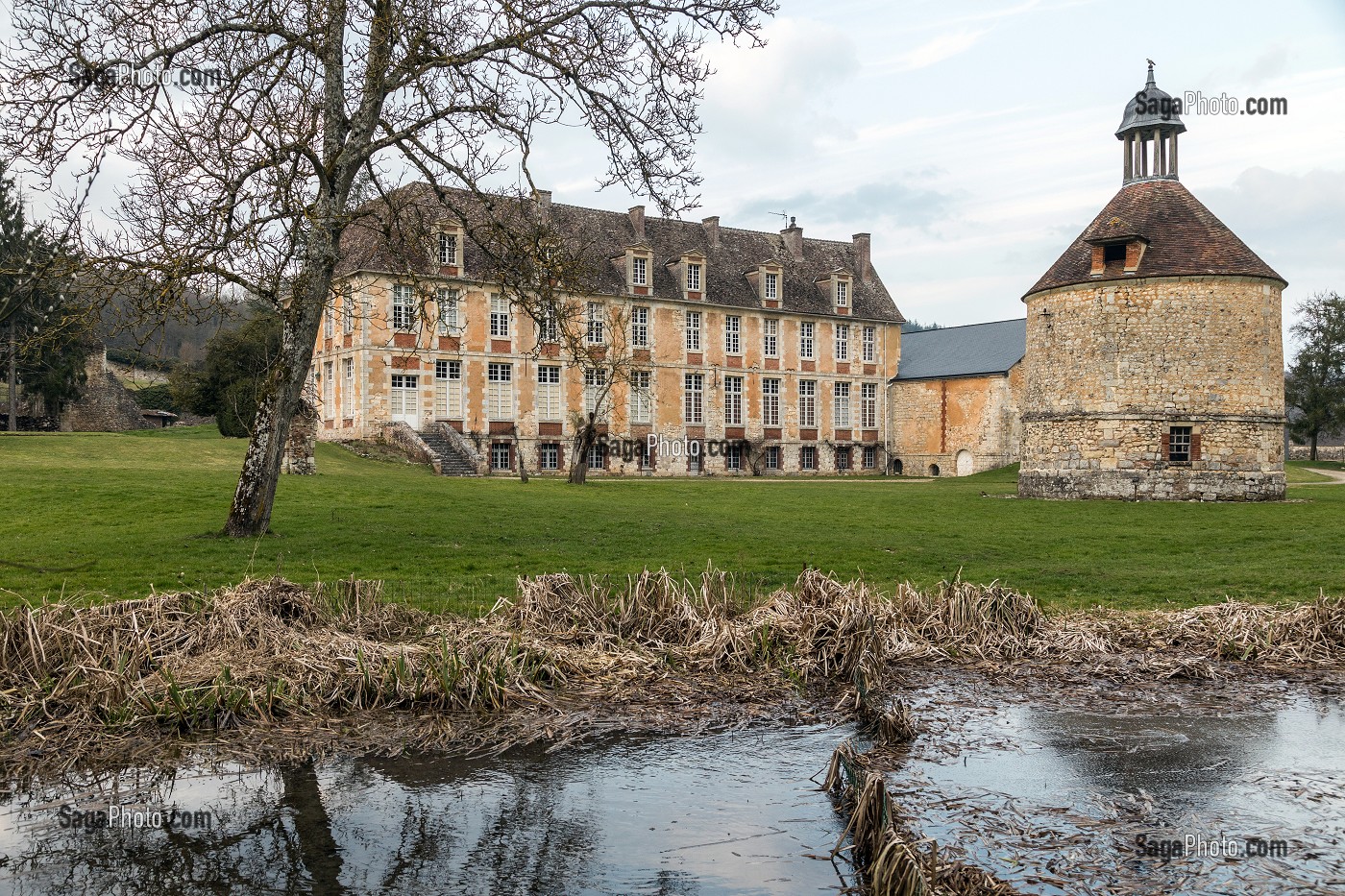 NOUVEAU CLOITRE ET PIGEONNIER DU XVIII EME SIECLE, ABBAYE ROYALE CISTERCIENNE DE MORTEMER CONSTRUITE AU XII EME SIECLE PAR HENRI 1ER BEAUCLERC FILS DE GUILLAUME LE CONQUERANT POUR DES MOINES BENEDICTINS, LISORS (27), FRANCE 