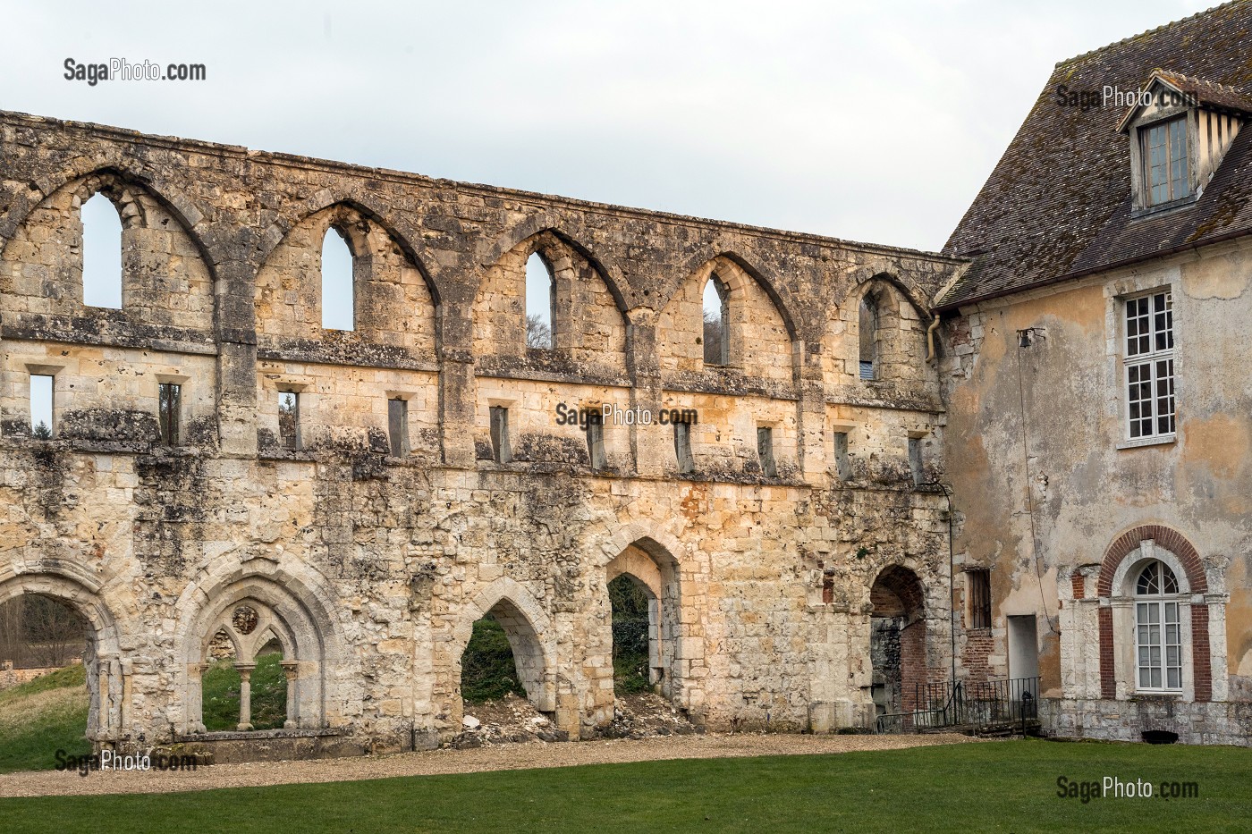 RUINES DE LA SALLE CAPITULAIRE ET ANCIEN DORTOIR DES MOINES A L'ETAGE, ABBAYE ROYALE CISTERCIENNE DE MORTEMER CONSTRUITE AU XII EME SIECLE PAR HENRI 1ER BEAUCLERC FILS DE GUILLAUME LE CONQUERANT POUR DES MOINES BENEDICTINS, LISORS (27), FRANCE 