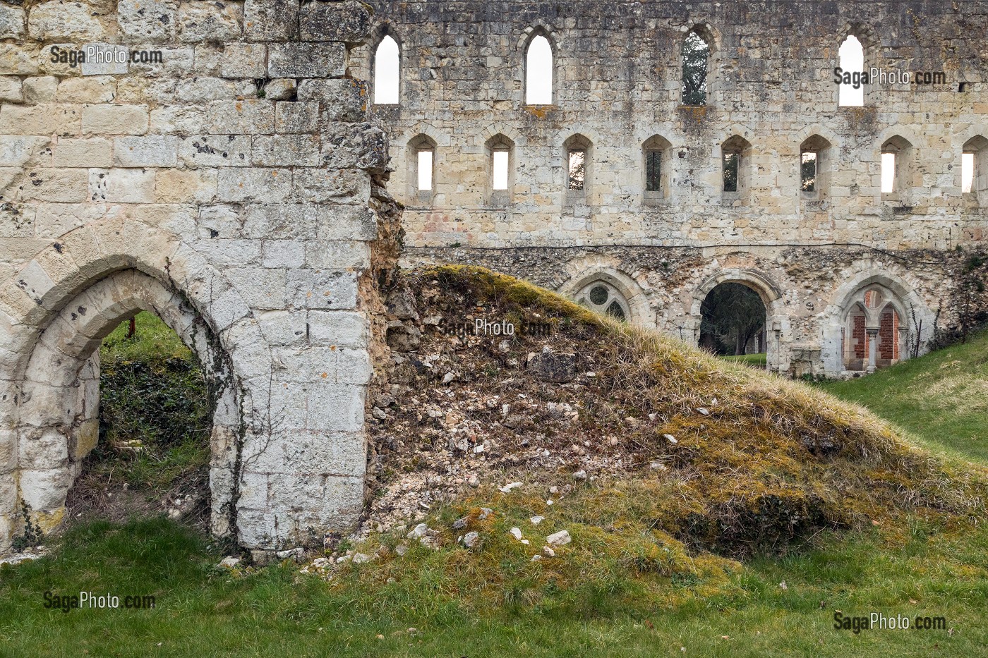 RUINES DE L'ANCIEN DORTOIR DES MOINES, ABBAYE ROYALE CISTERCIENNE DE MORTEMER CONSTRUITE AU XII EME SIECLE PAR HENRI 1ER BEAUCLERC FILS DE GUILLAUME LE CONQUERANT POUR DES MOINES BENEDICTINS, LISORS (27), FRANCE 