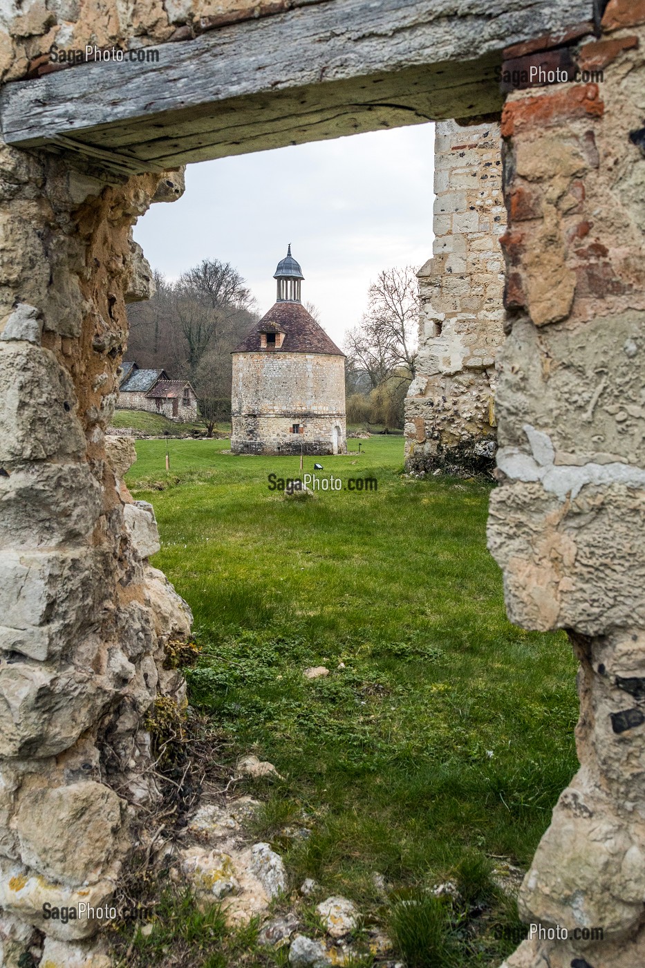 PIGEONNIER DU XVIII EME SIECLE, ABBAYE ROYALE DE MORTEMER CONSTRUITE AU XII EME SIECLE PAR HENRI 1ER BEAUCLERC FILS DE GUILLAUME LE CONQUERANT POUR DES MOINES BENEDICTINS, LISORS (27), FRANCE 