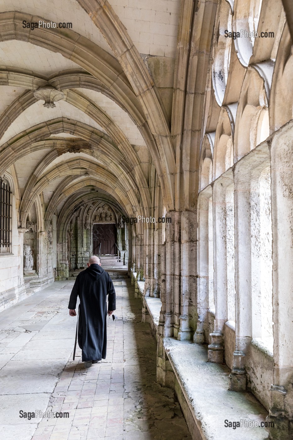 LE DEAMBULATOIRE DU CLOITRE, ABBAYE DE SAINT-WANDRILLE (76) CONSTRUITE PAR LES MOINES BENEDICTINS ENTRE LE XI ET LE XVI EME SIECLE, FRANCE 