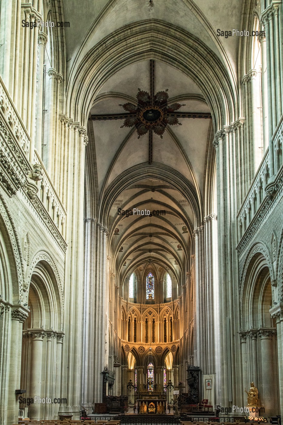 LA NEF ET LE CHOEUR, INTERIEUR DE LA CATHEDRALE NOTRE-DAME DE BAYEUX (14), FRANCE 