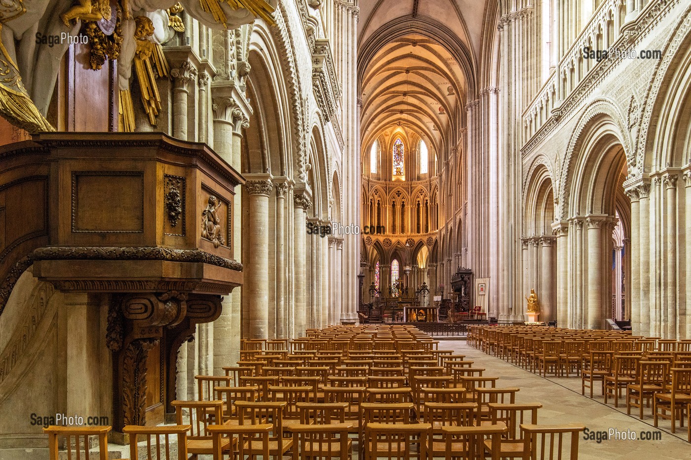 LA NEF ET LE CHOEUR, INTERIEUR DE LA CATHEDRALE NOTRE-DAME DE BAYEUX (14), FRANCE 