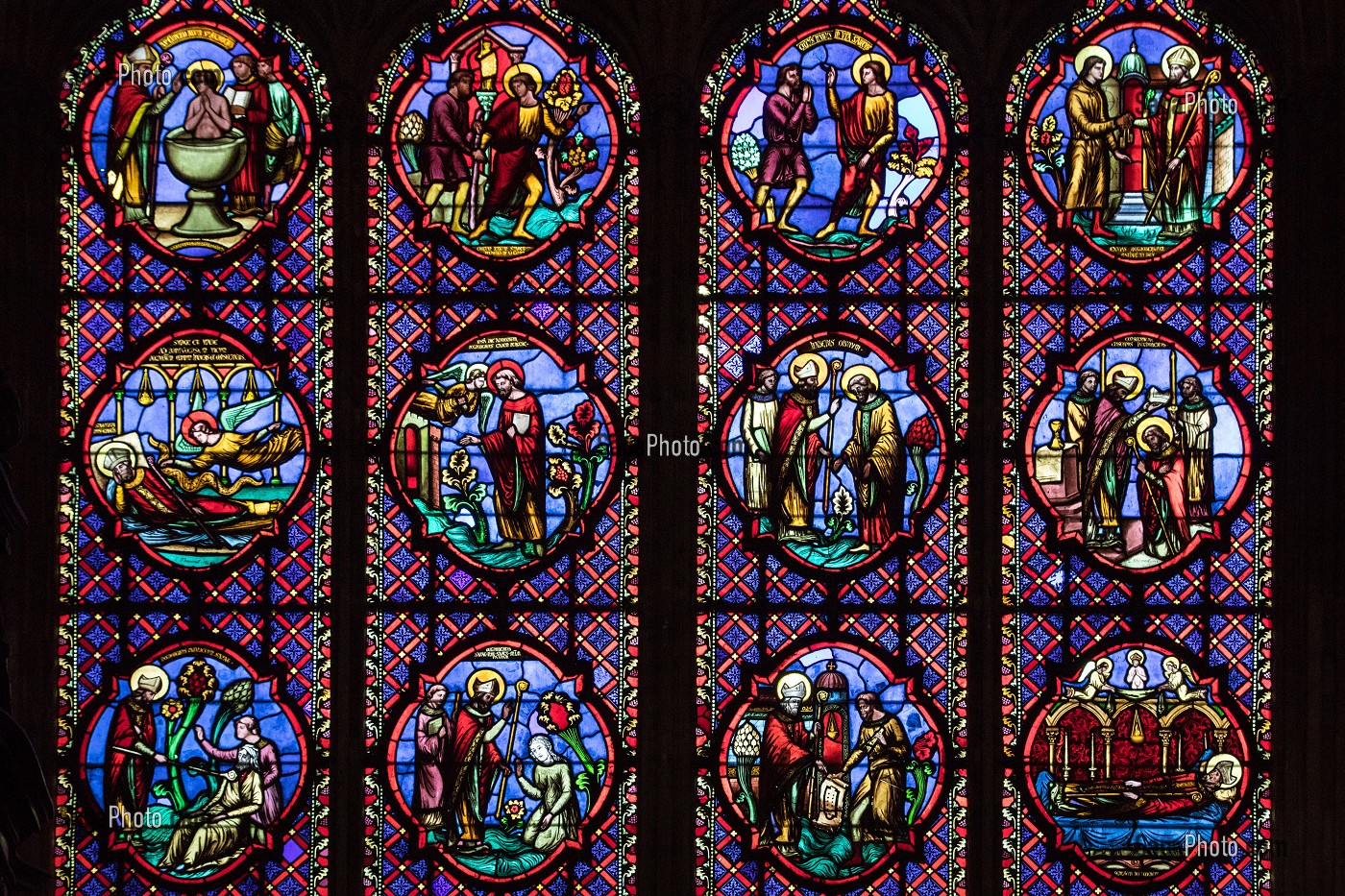 VITRAIL CONSACRE A NOTRE-DAME ET SAINT-REGNOBERT, EVEQUE DE BAYEUX, CHAPELLE DE L'ANNONCIATION DE NOTRE-DAME, INTERIEUR DE LA CATHEDRALE NOTRE-DAME DE BAYEUX (14), FRANCE 