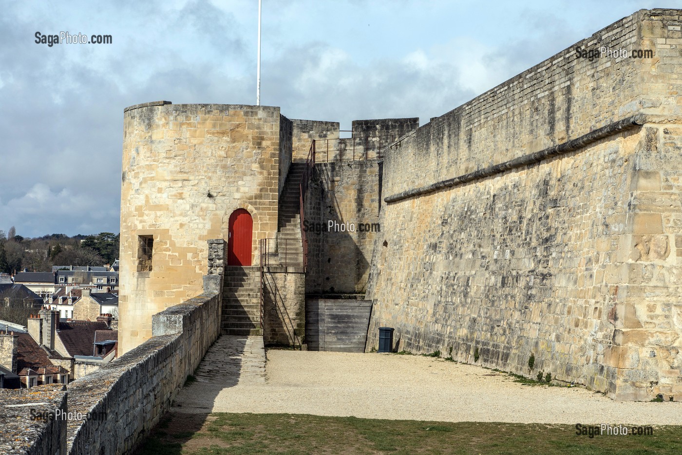 LE REMPART ET LA TERRASSE DE L'ARTILLERIE, CHATEAU DE CAEN CONSTRUIT VERS 1060 (XI EME SIECLE) PAR GUILLAUME LE CONQUERANT, RESIDENCE DES DUCS DE NORMANDIE, CAEN (14), FRANCE 