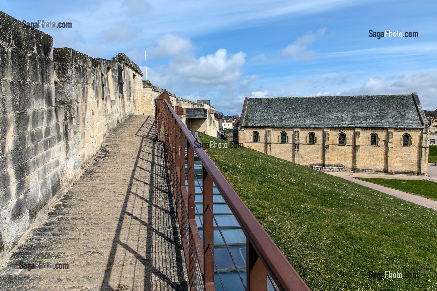 LES REMPARTS ET SALLE DE L'ECHIQUIER, CHATEAU DE CAEN CONSTRUIT VERS 1060 (XI EME SIECLE) PAR GUILLAUME LE CONQUERANT, RESIDENCE DES DUCS DE NORMANDIE, CAEN (14), FRANCE 