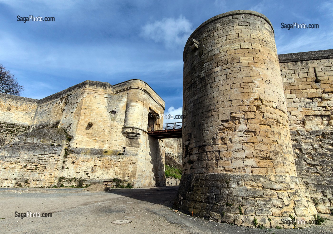 BARBACANE DE LA PORTE SAINT-PIERRE, CHATEAU DE CAEN CONSTRUIT VERS 1060 (XI EME SIECLE) PAR GUILLAUME LE CONQUERANT, RESIDENCE DES DUCS DE NORMANDIE, CAEN (14), FRANCE 