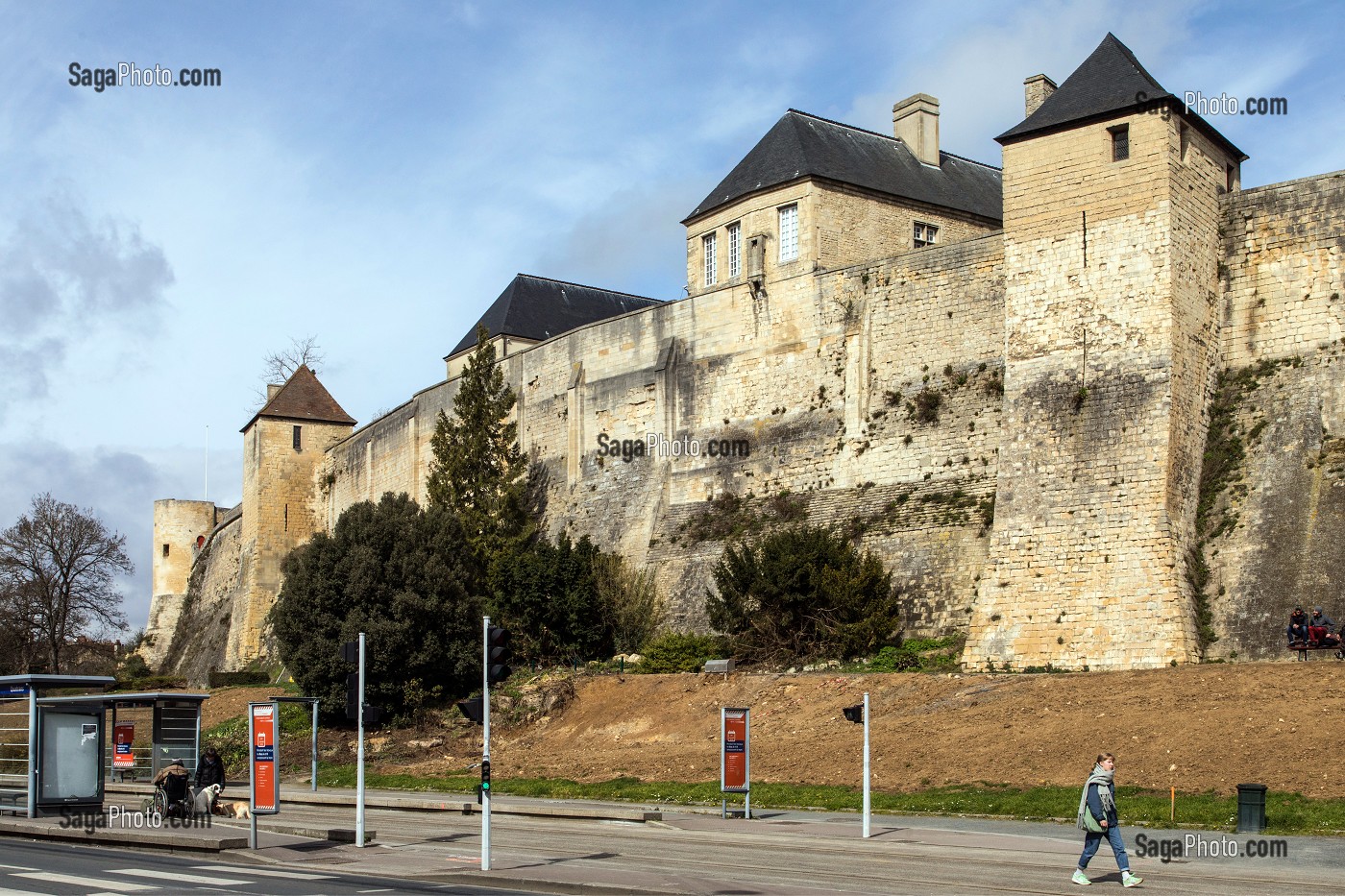 LE REMPART DU CHATEAU DE CAEN CONSTRUIT VERS 1060 (XI EME SIECLE) PAR GUILLAUME LE CONQUERANT, RESIDENCE DES DUCS DE NORMANDIE, CAEN (14), FRANCE 