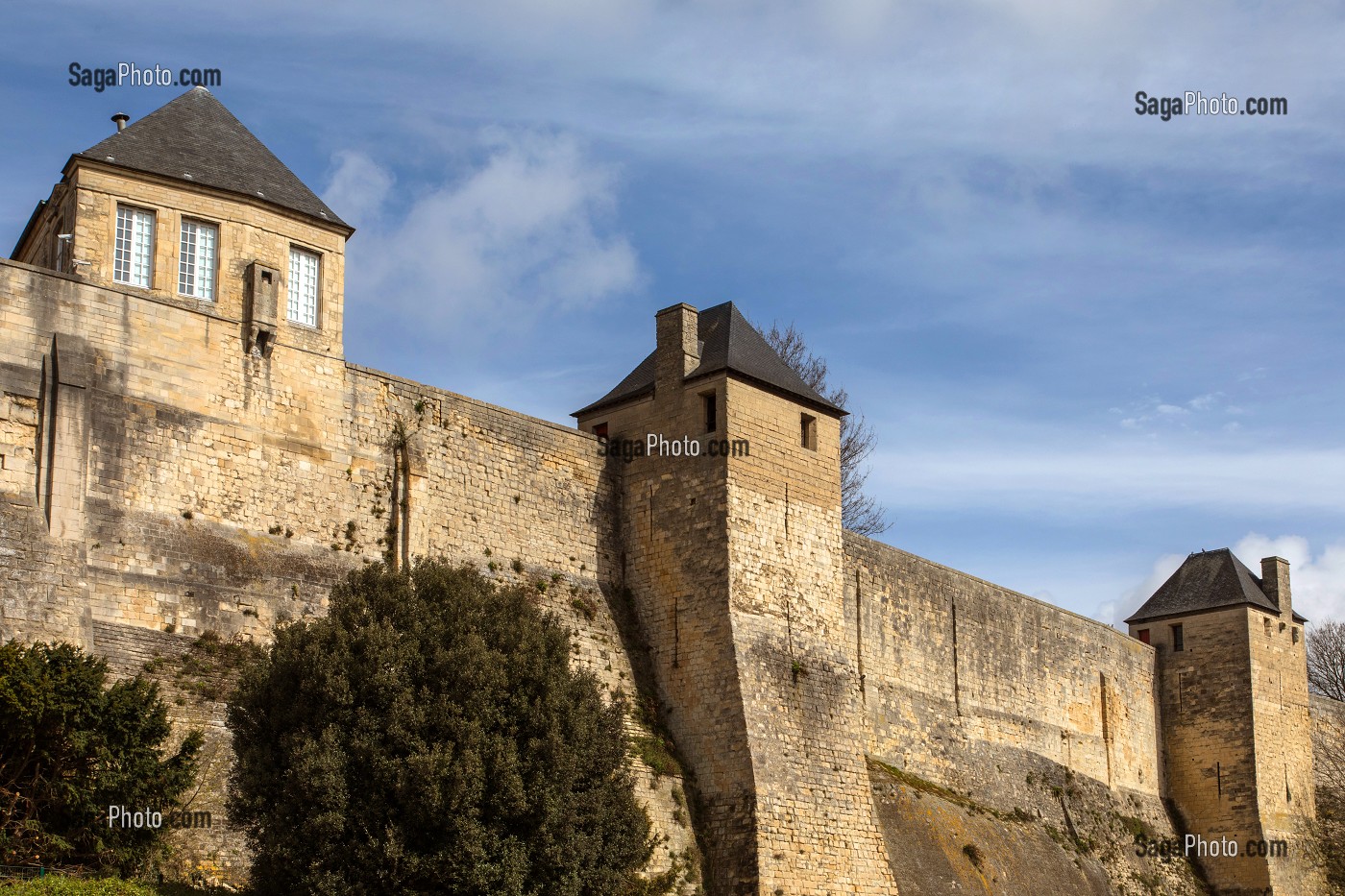 LE REMPART DU CHATEAU DE CAEN CONSTRUIT VERS 1060 (XI EME SIECLE) PAR GUILLAUME LE CONQUERANT, RESIDENCE DES DUCS DE NORMANDIE, CAEN (14), FRANCE 