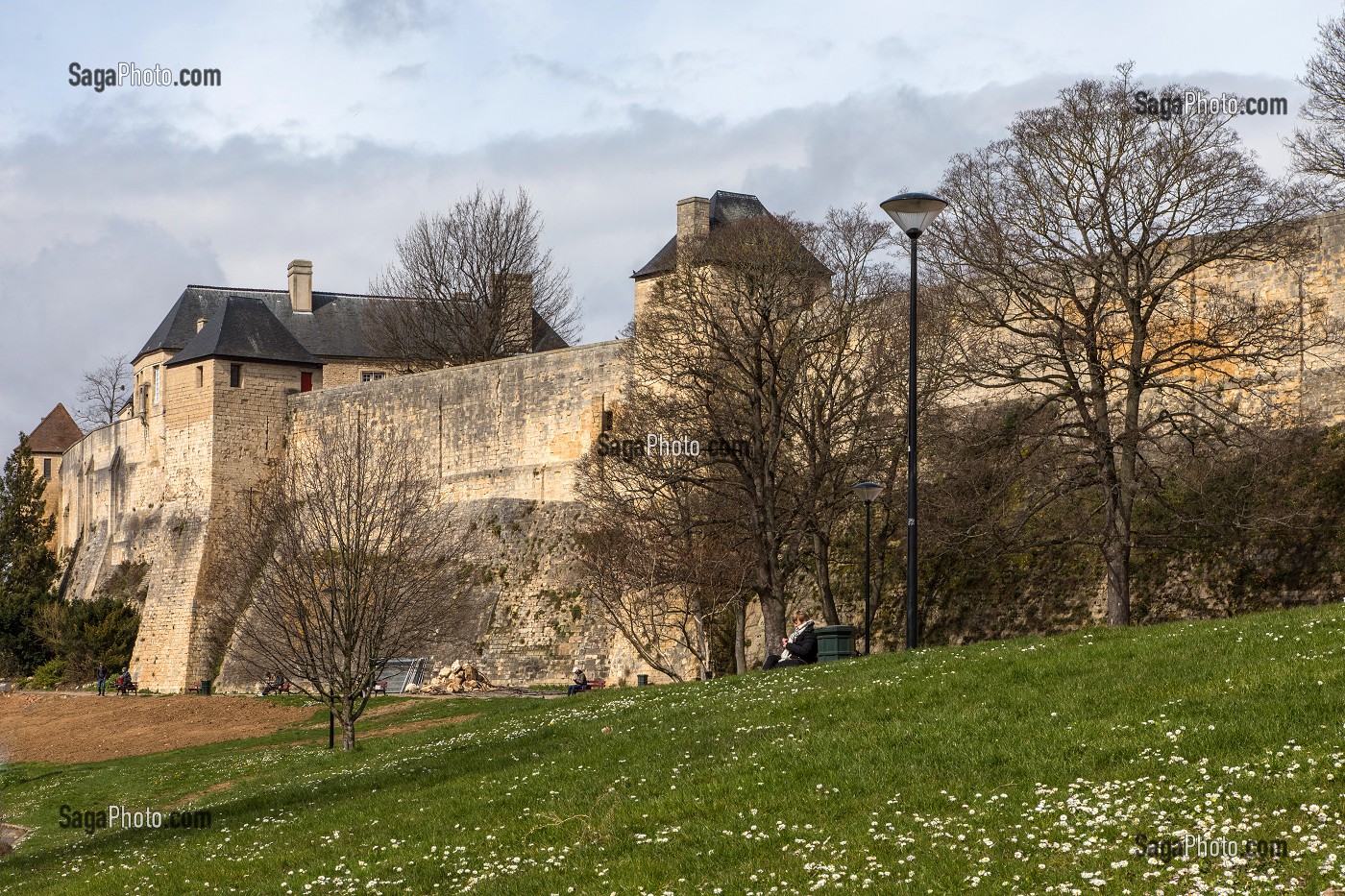 LE REMPART DU CHATEAU DE CAEN CONSTRUIT VERS 1060 (XI EME SIECLE) PAR GUILLAUME LE CONQUERANT, RESIDENCE DES DUCS DE NORMANDIE, CAEN (14), FRANCE 