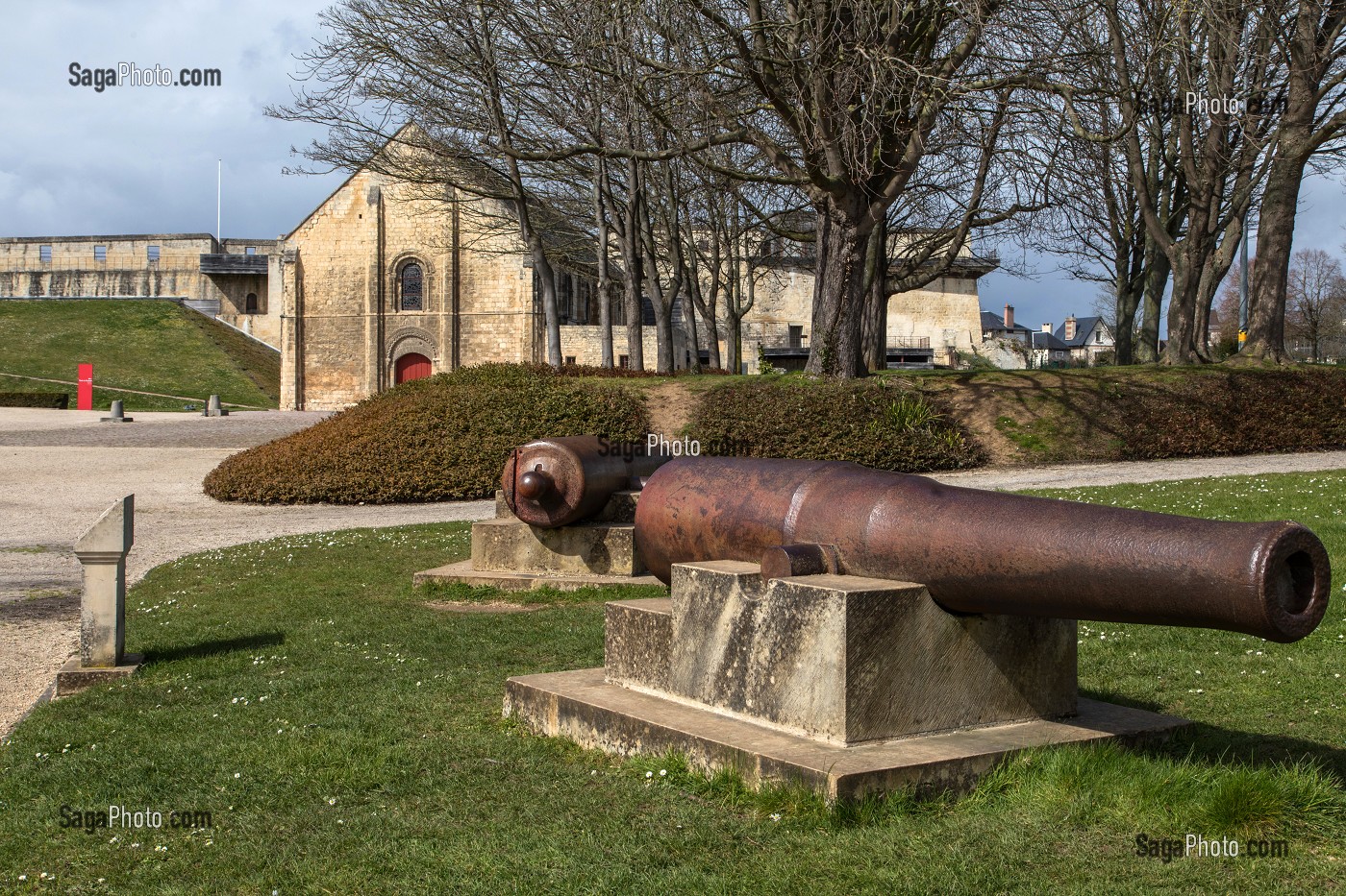 LES CANONS DEVANT LA SALLE DE L'ECHIQUIER, CHATEAU DE CAEN CONSTRUIT VERS 1060 (XI EME SIECLE) PAR GUILLAUME LE CONQUERANT, RESIDENCE DES DUCS DE NORMANDIE, CAEN (14), FRANCE 