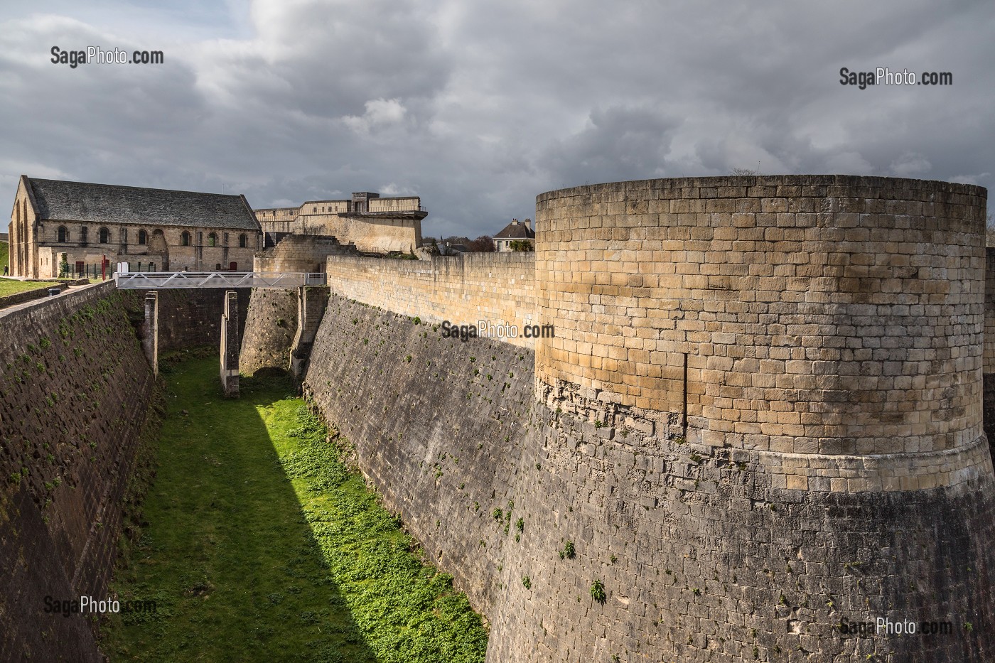 LA CHEMISE DU DONJON ET LA SALLE DE L'ECHIQUIER, CHATEAU DE CAEN CONSTRUIT VERS 1060 (XI EME SIECLE) PAR GUILLAUME LE CONQUERANT, RESIDENCE DES DUCS DE NORMANDIE, CAEN (14), FRANCE 