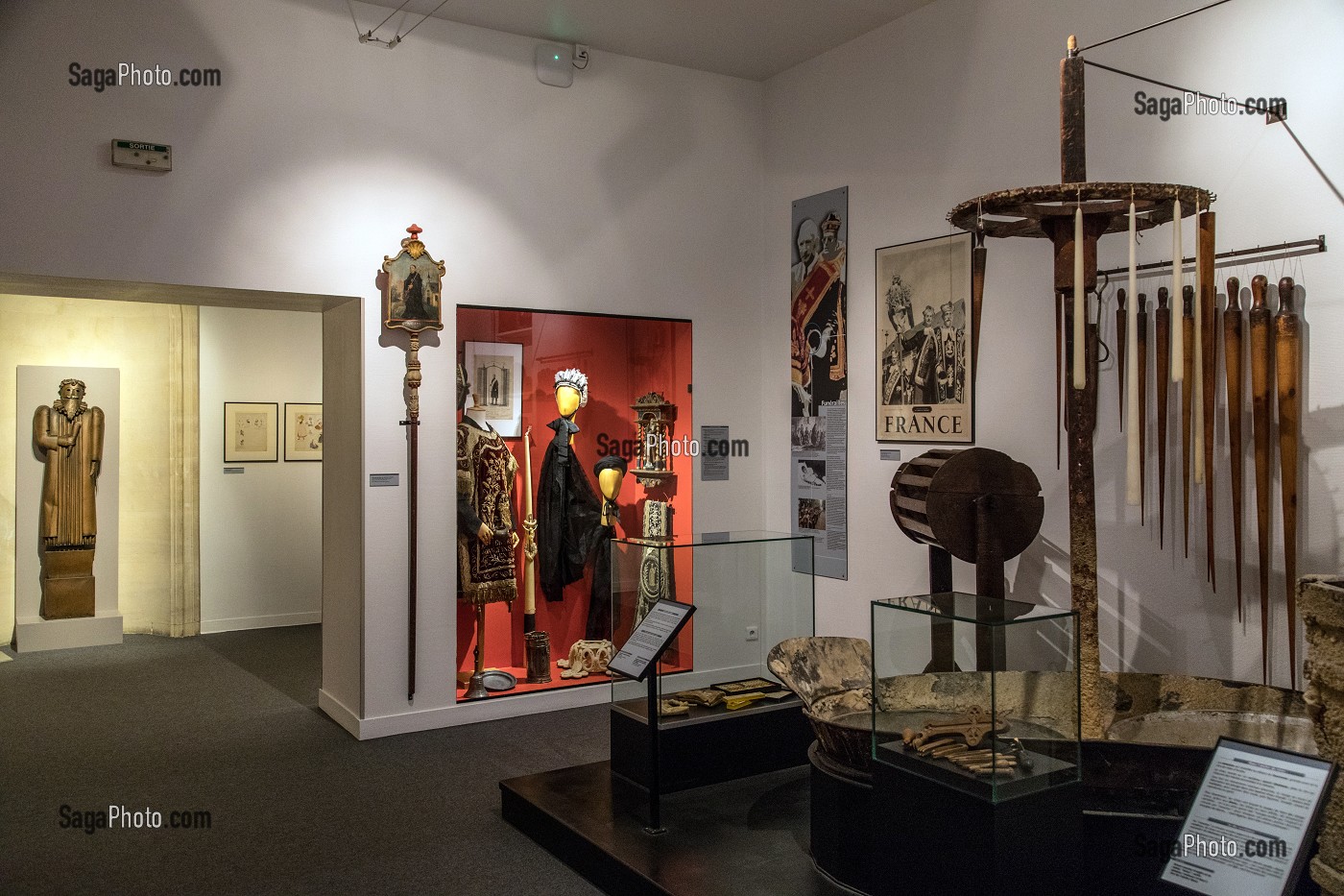 SALLE DES COSTUMES ET COUTUMES, MUSEE DE NORMANDIE DANS L'ANCIEN LOGIS DES GOUVERNEURS DU CHATEAU DE CAEN (14), FRANCE 