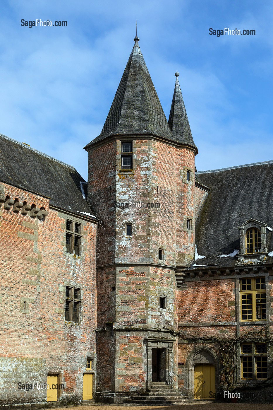 DONJON AVEC SES MACHICOULIS ET TOUR ESCALIER DU XIV EME, CHATEAU DE CARROUGES, EN BRIQUES ROUGES CONSTRUIT ENTRE LE XIV EME ET LE XVI EME SIECLE, CARROUGES (61), FRANCE 