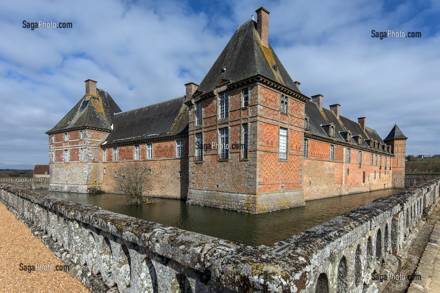 CHATEAU DE CARROUGES EN BRIQUES ROUGES ENTOURE DE DOUVES CONSTRUIT ENTRE LE XIV EME ET LE XVI EME SIECLE, CARROUGES (61), FRANCE 