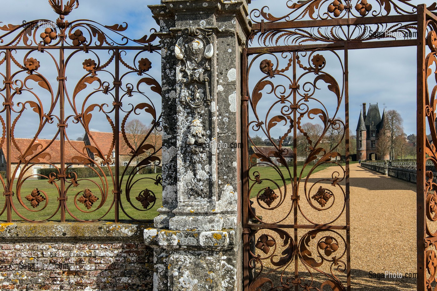 GRILLE D'HONNEUR EN FER FORGE DU CHATEAU ET CHATELET D'ENTREE DU XVI SIECLE, CHATEAU DE CARROUGES, EN BRIQUES ROUGES CONSTRUIT ENTRE LE XIV EME ET LE XVI EME SIECLE, CARROUGES (61), FRANCE 