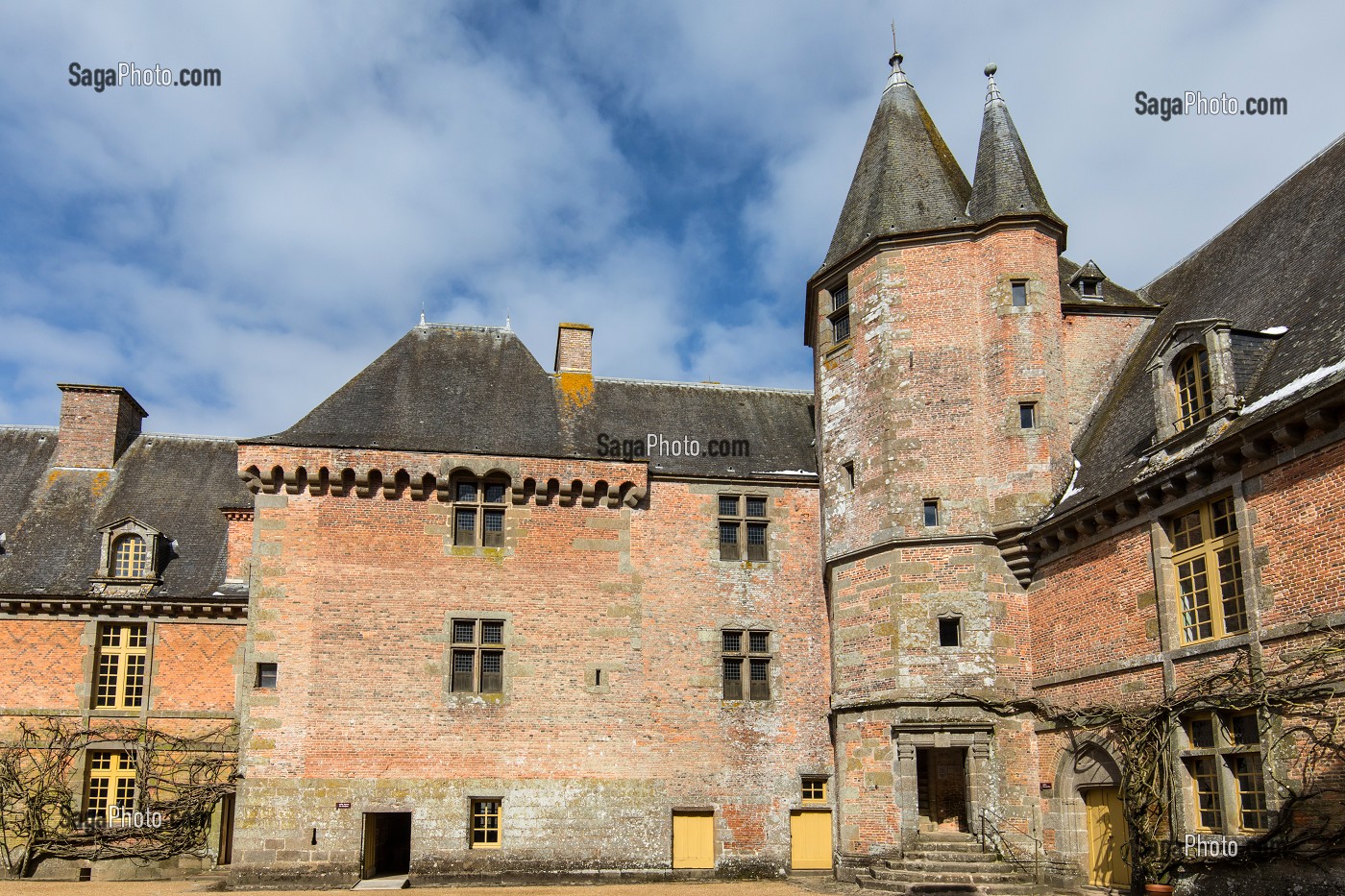 DONJON AVEC SES MACHICOULIS ET TOUR ESCALIER DU XIV EME, CHATEAU DE CARROUGES, EN BRIQUES ROUGES CONSTRUIT ENTRE LE XIV EME ET LE XVI EME SIECLE, CARROUGES (61), FRANCE 