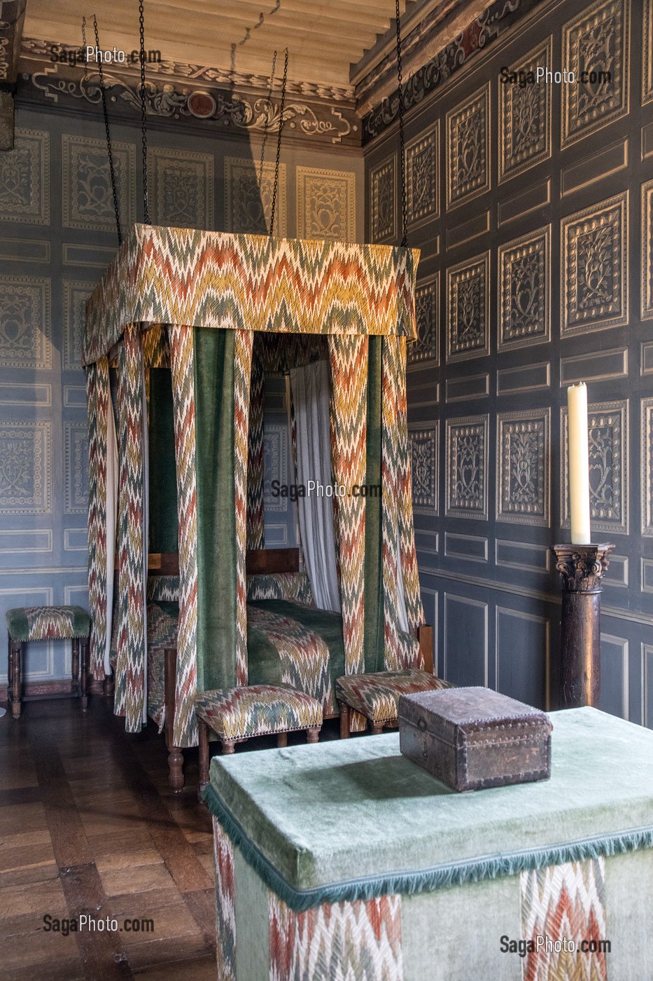 CHAMBRE LOUIS XI, CHATEAU DE CARROUGES, EN BRIQUES ROUGES CONSTRUIT ENTRE LE XIV EME ET LE XVI EME SIECLE, CARROUGES (61), FRANCE 