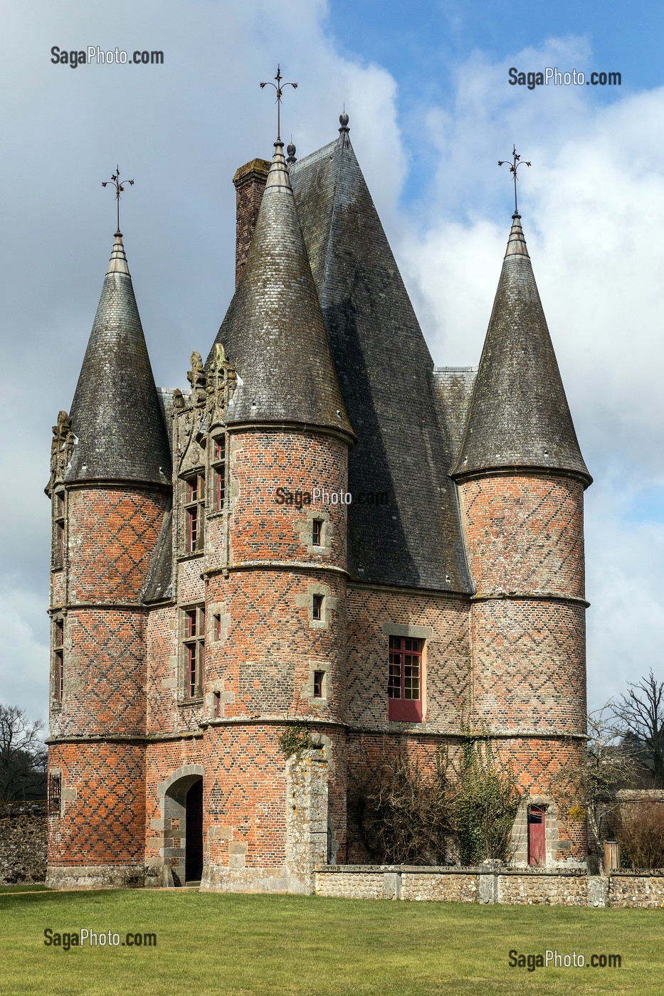 LE CHATELET D'ENTREE AUX QUATRE TOURS RONDES DU XVI SIECLE, CHATEAU DE CARROUGES, EN BRIQUES ROUGES CONSTRUIT ENTRE LE XIV EME ET LE XVI EME SIECLE, CARROUGES (61), FRANCE 