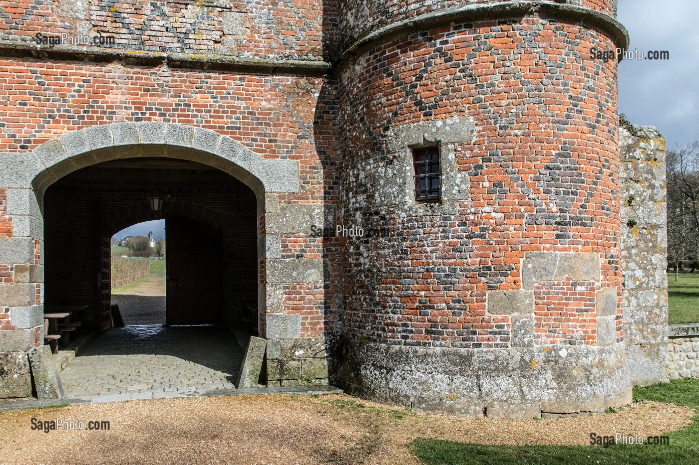 LE CHATELET D'ENTREE AUX QUATRE TOURS RONDES DU XVI SIECLE AVEC LA MITRE ENTOUREE DE DEUX CROSSES STYLISEES, CHATEAU DE CARROUGES, EN BRIQUES ROUGES CONSTRUIT ENTRE LE XIV EME ET LE XVI EME SIECLE, CARROUGES (61), FRANCE 