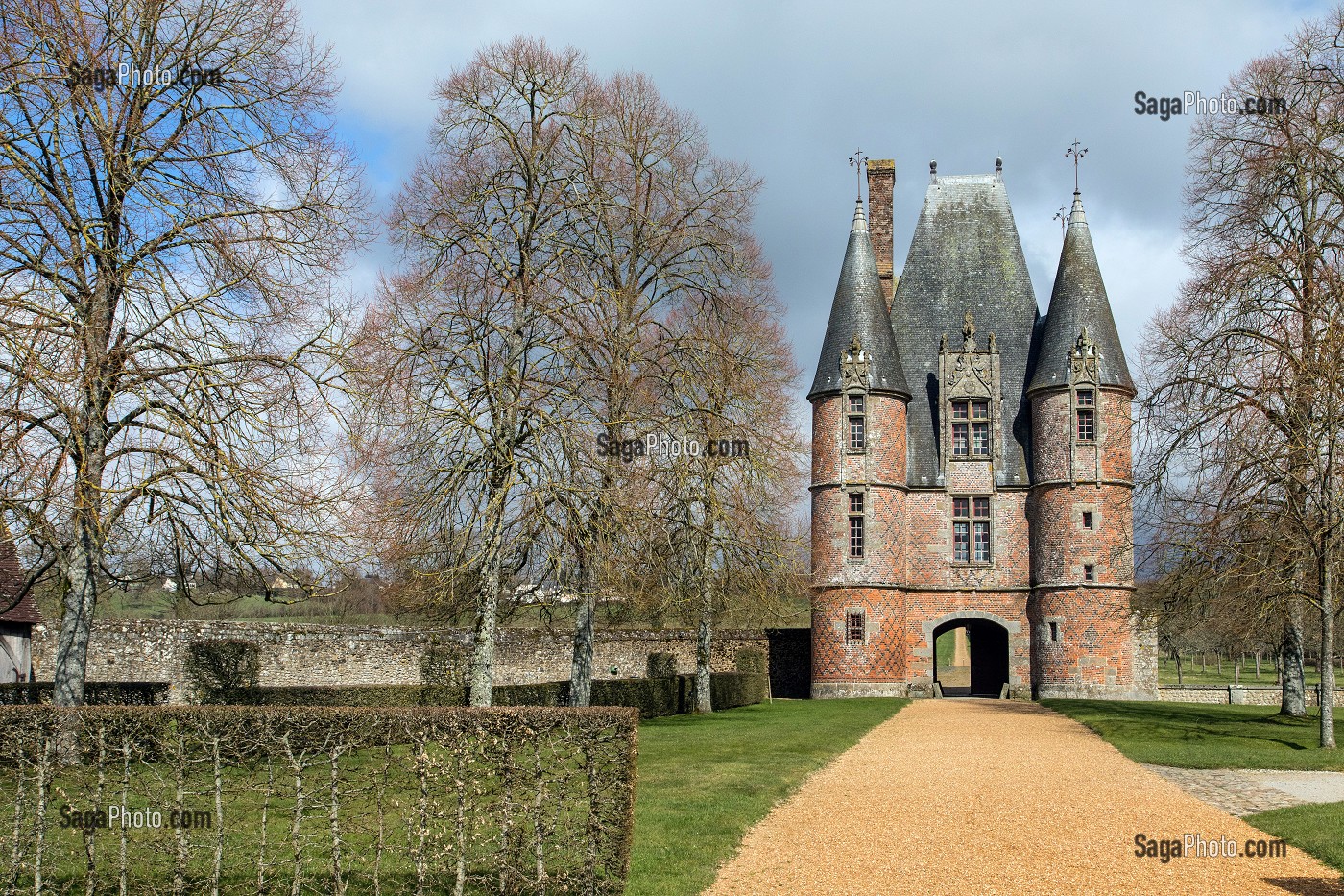 LE CHATELET D'ENTREE AUX QUATRE TOURS RONDES DU XVI SIECLE, CHATEAU DE CARROUGES, EN BRIQUES ROUGES CONSTRUIT ENTRE LE XIV EME ET LE XVI EME SIECLE, CARROUGES (61), FRANCE 