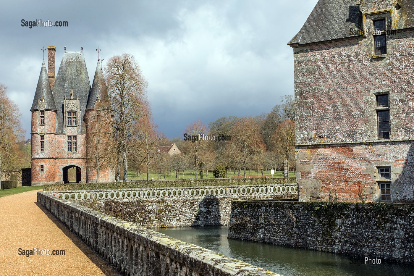 LE CHATELET D'ENTREE AUX QUATRE TOURS RONDES DU XVI SIECLE, CHATEAU DE CARROUGES, EN BRIQUES ROUGES CONSTRUIT ENTRE LE XIV EME ET LE XVI EME SIECLE, CARROUGES (61), FRANCE 