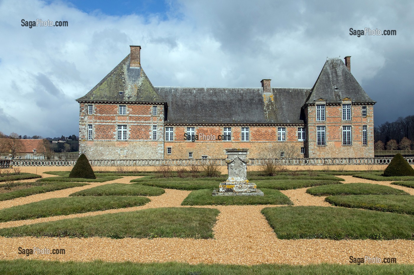 JARDIN ET L'AILE DE LA GALERIE, CHATEAU DE CARROUGES, EN BRIQUES ROUGES CONSTRUIT ENTRE LE XIV EME ET LE XVI EME SIECLE, CARROUGES (61), FRANCE 