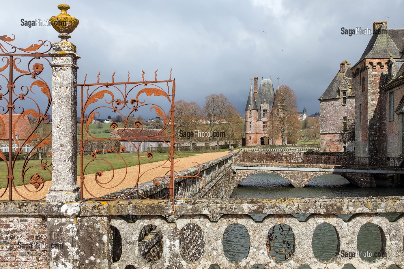 GRILLE D'HONNEUR EN FER FORGE DU CHATEAU ET CHATELET D'ENTREE DU XVI SIECLE, CHATEAU DE CARROUGES, EN BRIQUES ROUGES CONSTRUIT ENTRE LE XIV EME ET LE XVI EME SIECLE, CARROUGES (61), FRANCE 