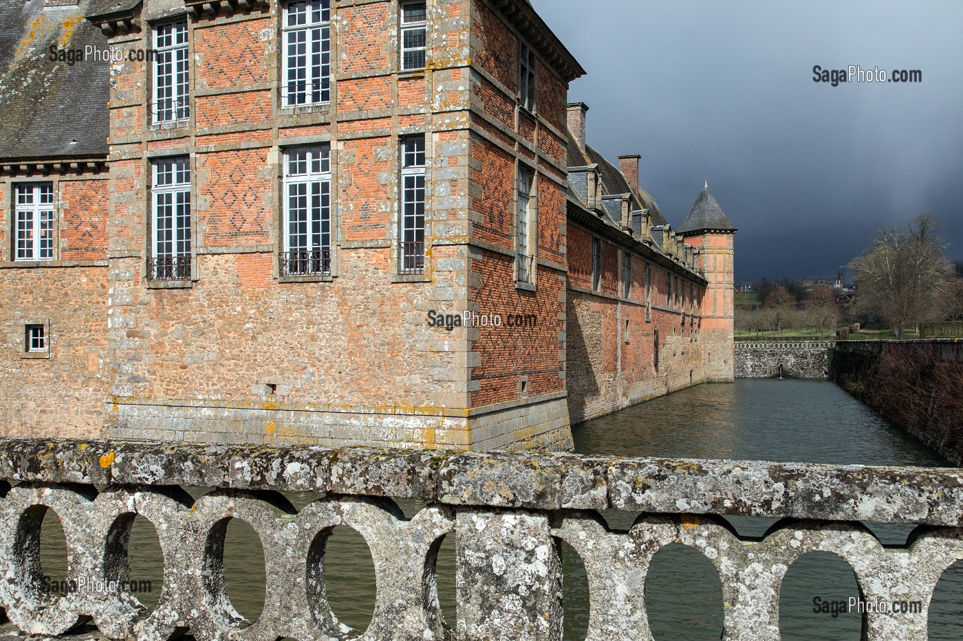 CHATEAU DE CARROUGES EN BRIQUES ROUGES ENTOURE DE DOUVES CONSTRUIT ENTRE LE XIV EME ET LE XVI EME SIECLE, CARROUGES (61), FRANCE 