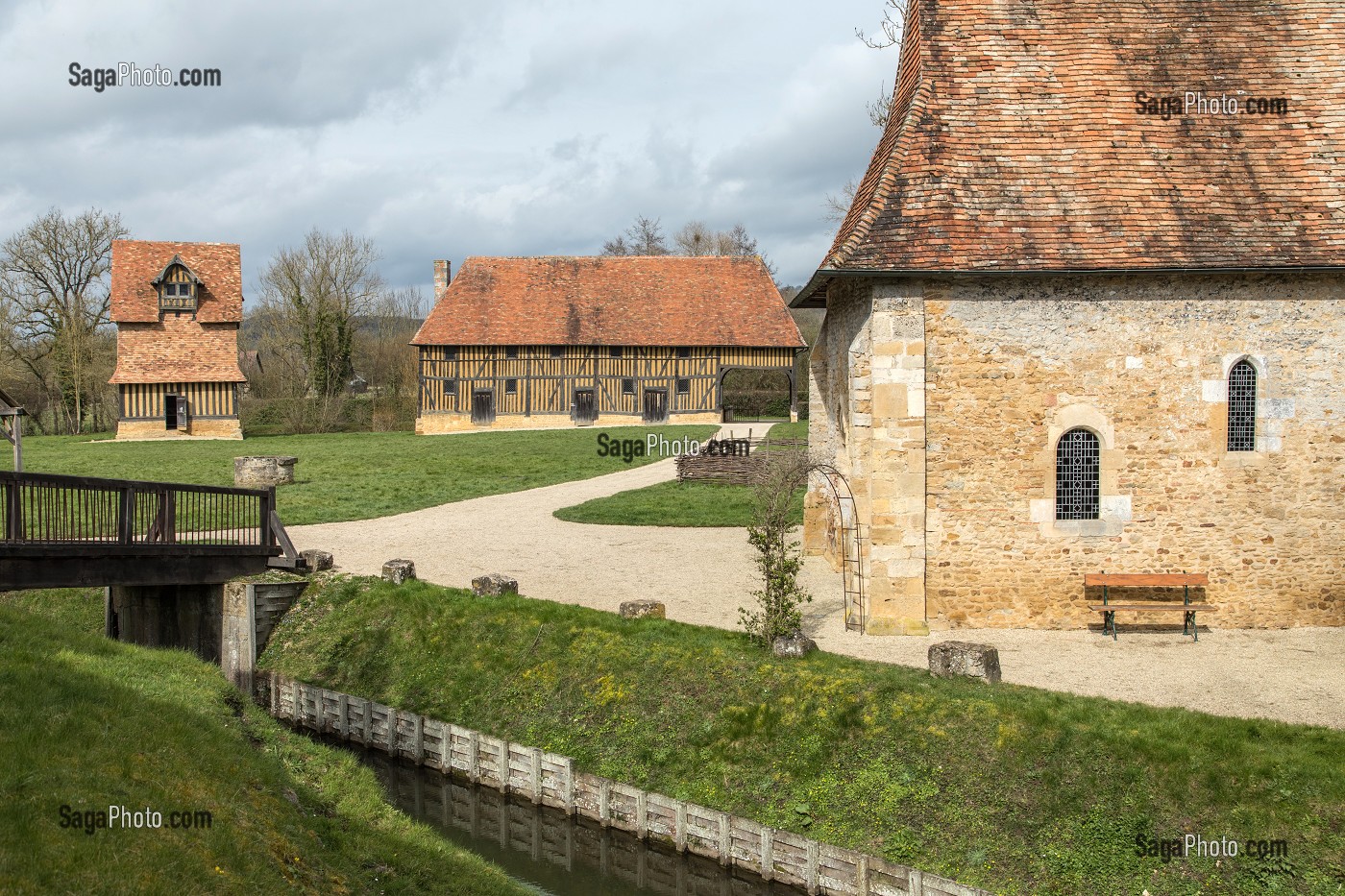 DOUVES DU CHATEAU AVEC LA CHAPELLE DU XII EME, FERME DU XVI EME SIECLE ET COLOMBIER DU XV EME SIECLE, CHATEAU DE CREVECOEUR, CREVECOEUR-EN-AUGE (14), FRANCE 