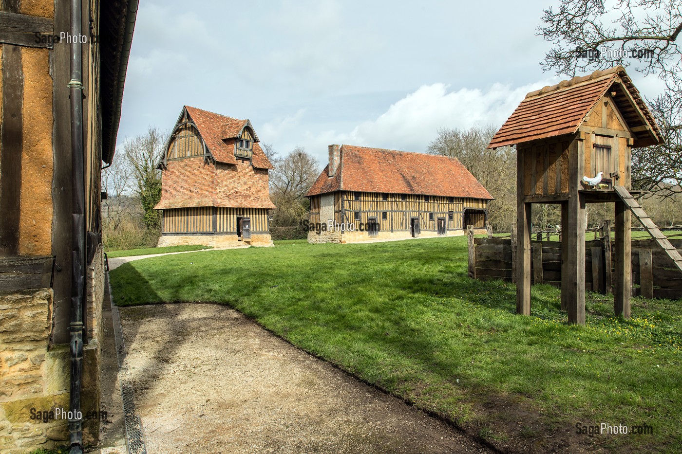 FERME ET COLOMBIER DU XV ET XVI EME SIECLE, CHATEAU DE CREVECOEUR, CREVECOEUR-EN-AUGE (14), FRANCE 