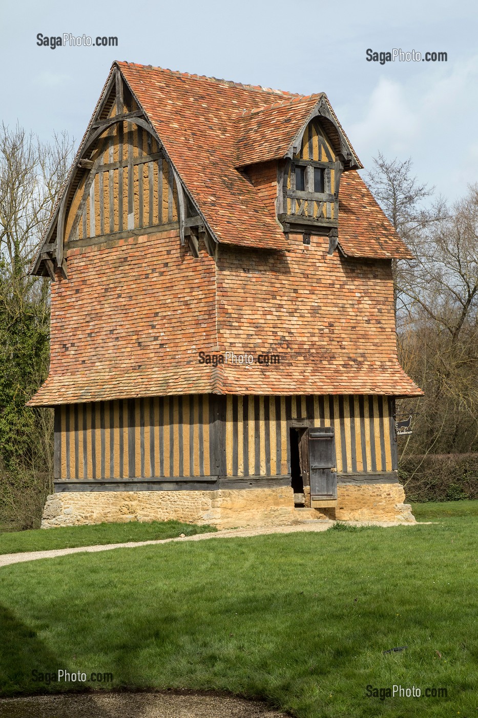 COLOMBIER DU XVEME SIECLE, CHATEAU DE CREVECOEUR, CREVECOEUR-EN-AUGE (14), FRANCE 