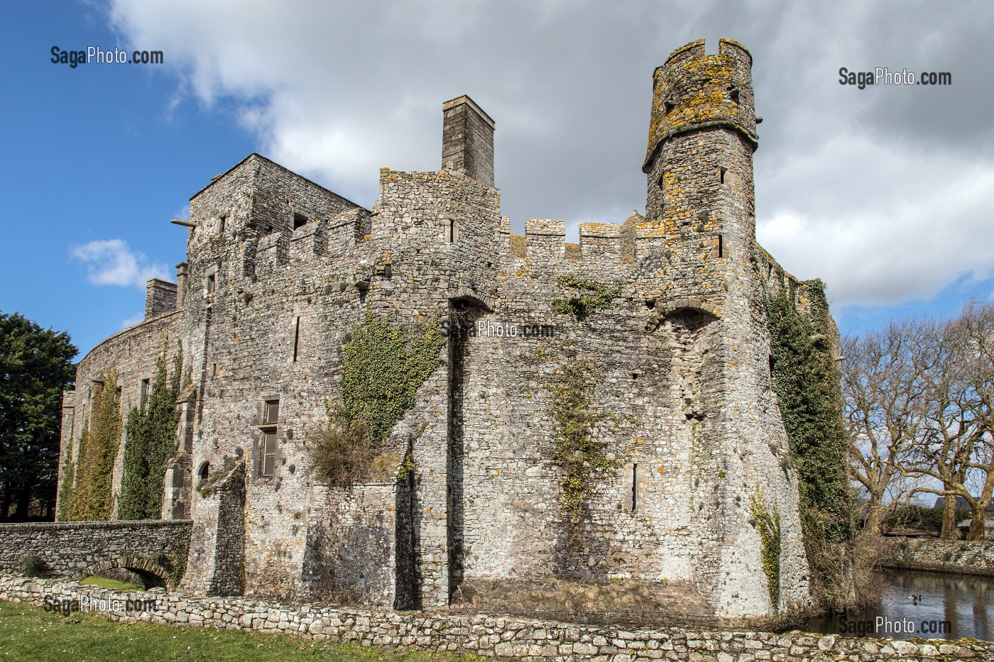 CHATEAU DE PIROU DU XII EME SIECLE (50), FRANCE 