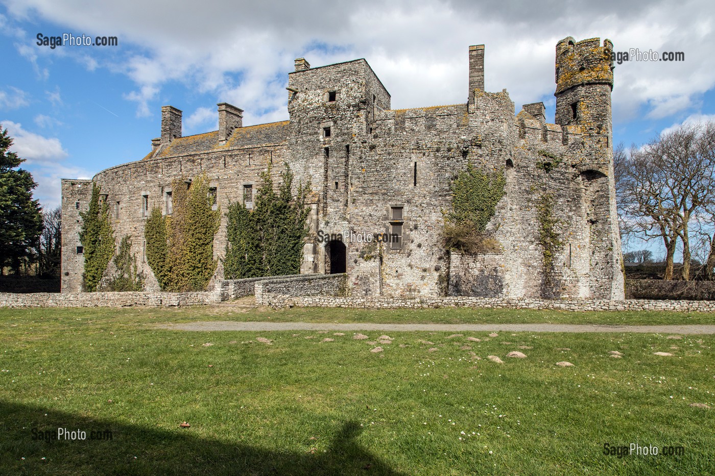 CHATEAU DE PIROU DU XII EME SIECLE (50), FRANCE 