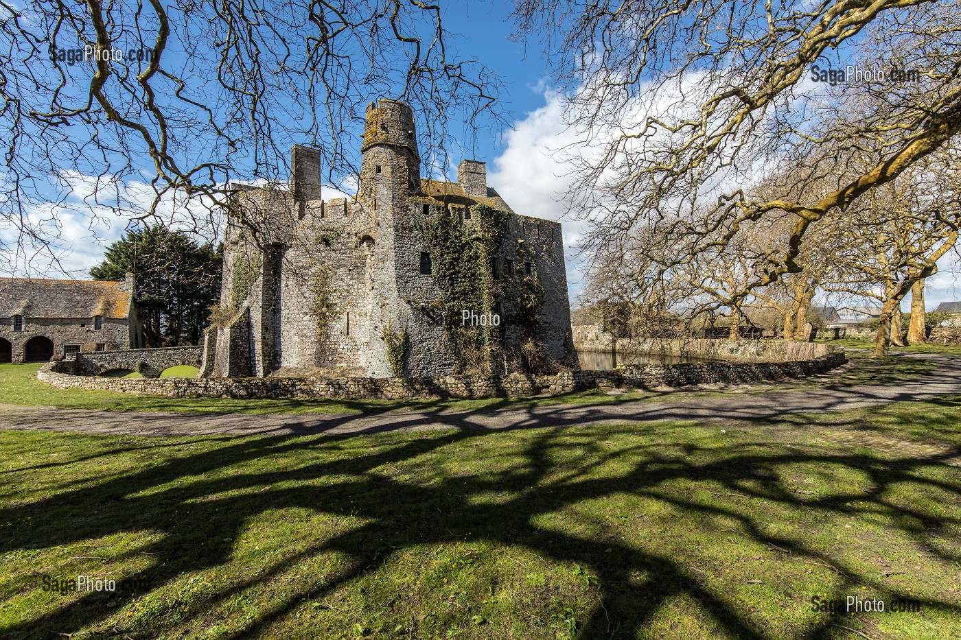 CHATEAU DE PIROU DU XII EME SIECLE (50), FRANCE 