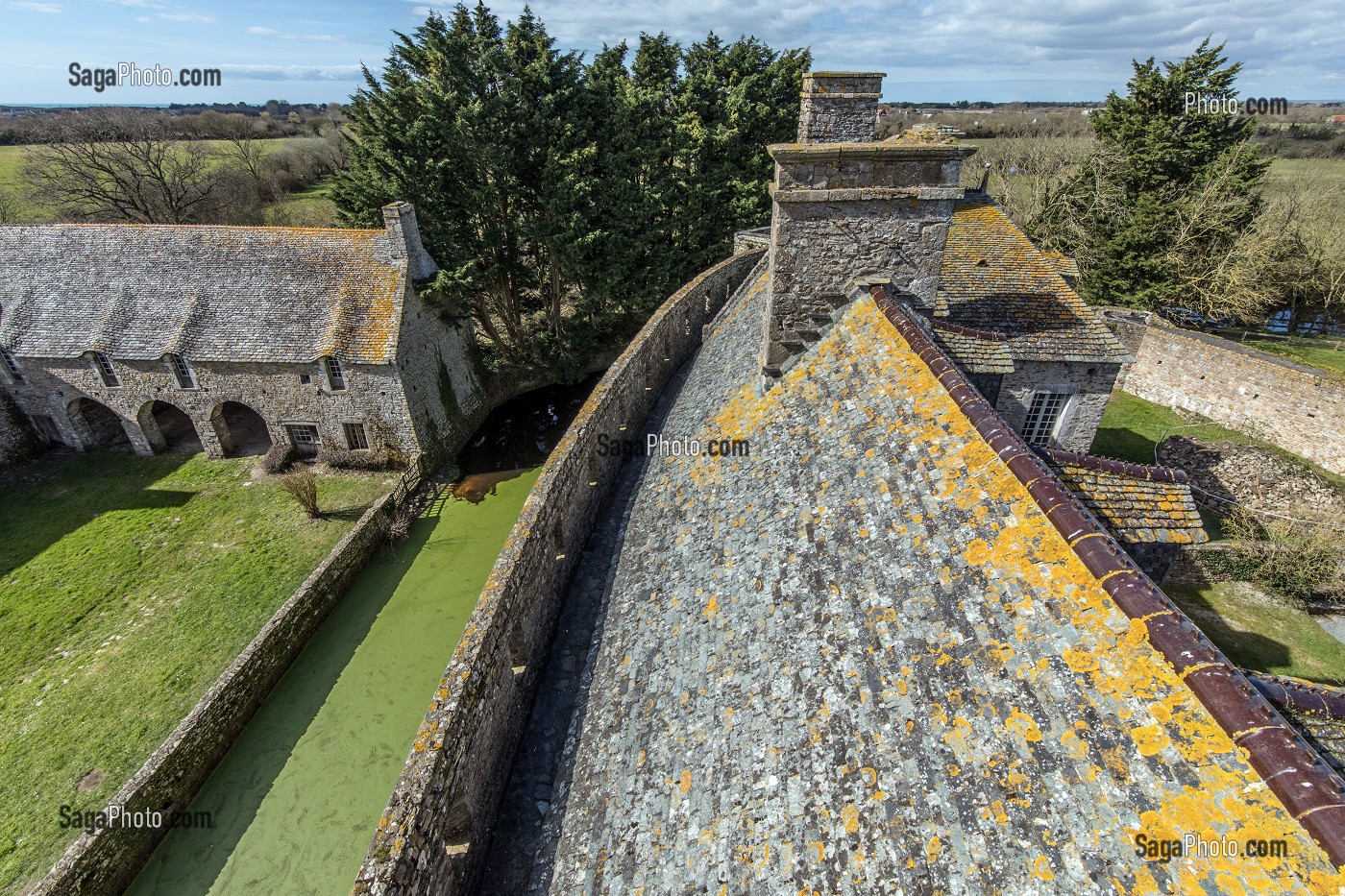 LE CHEMIN DE RONDE ET LA CHARRETTERIE DU CHATEAU DE PIROU DU XII EME SIECLE (50), FRANCE 