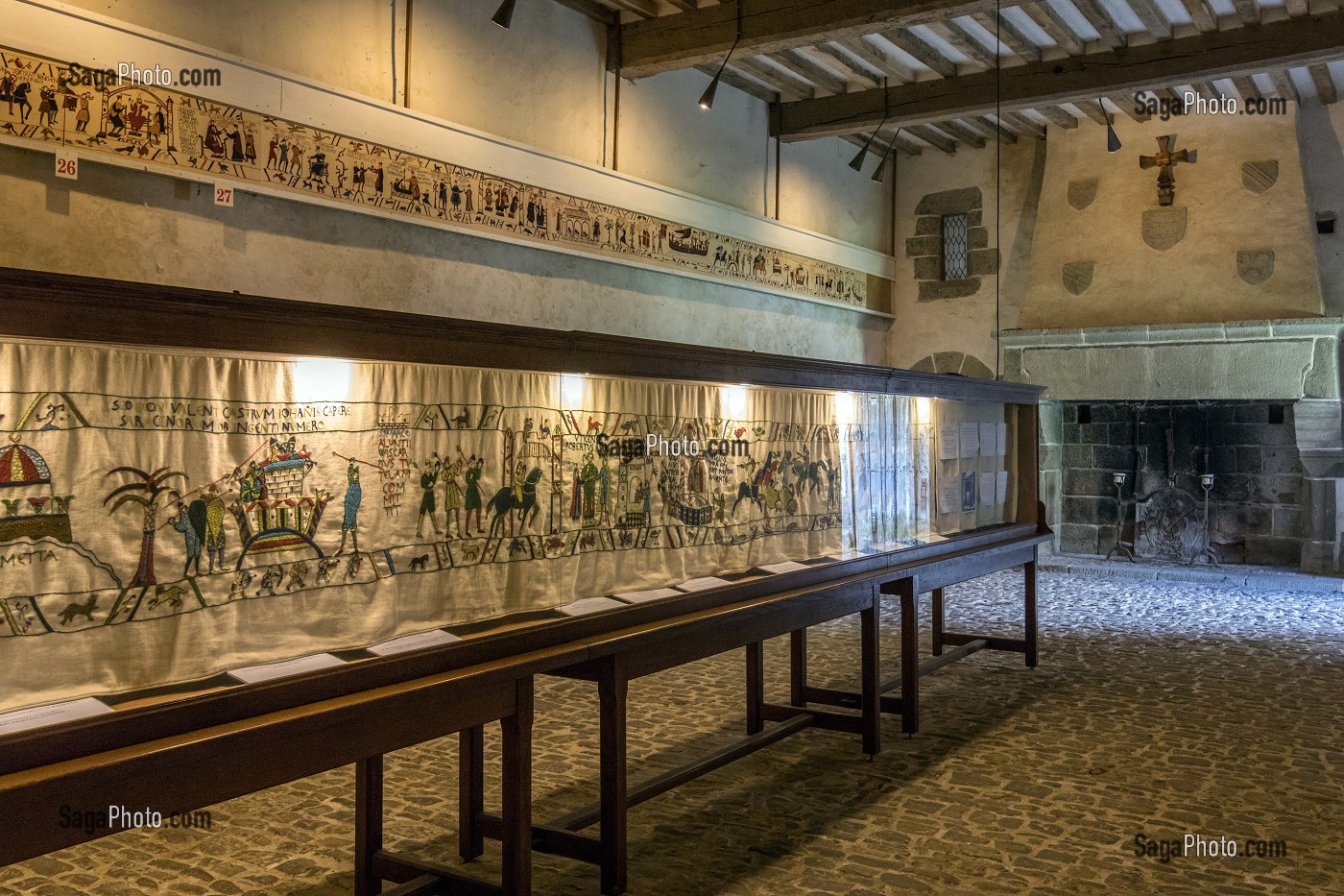 LA SALLE DES PLAIDS (ANCIENNE DE JUSTICE) AVEC LA TAPISSERIE, CHATEAU DE PIROU DU XII EME SIECLE (50), FRANCE 