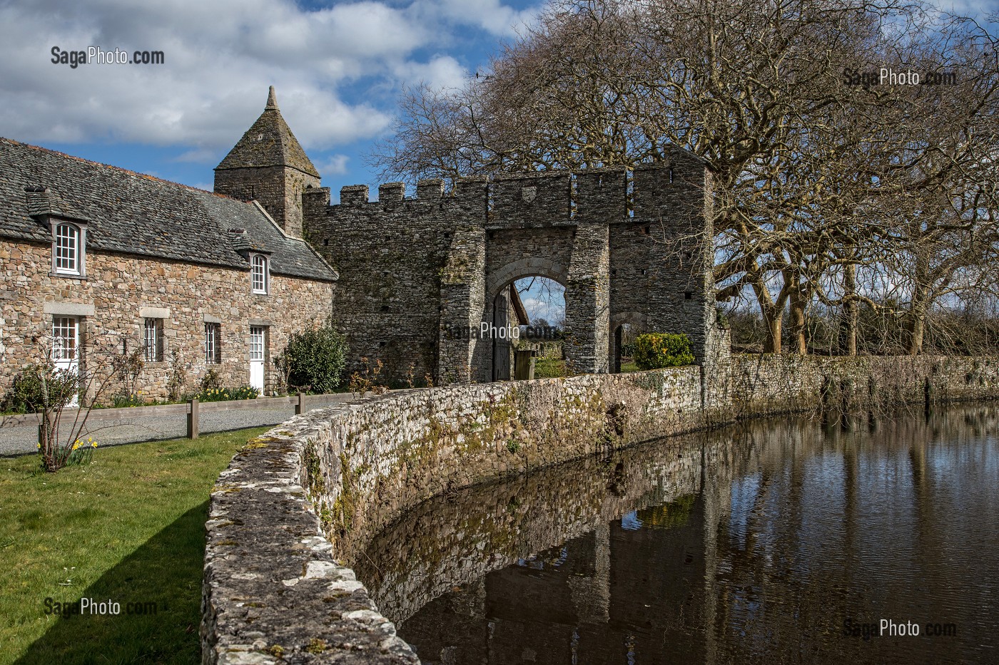 LES DOUVES ET LA QUATRIEME PORTE DEFENSIVE DU CHATEAU DE PIROU DU XII EME SIECLE (50), FRANCE 
