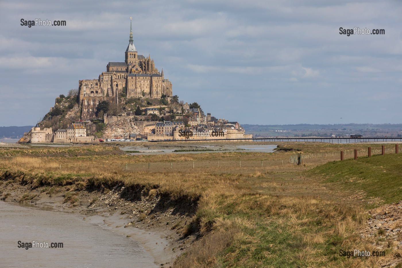 EMBOUCHURE DE LA RIVIERE LE COUESNON DEVANT L'ABBAYE DU MONT-SAINT-MICHEL (50), FRANCE 